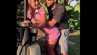 Gabbie Carters Bikinikropp Och Stora Bröst Visas Upp I Golftema-Video