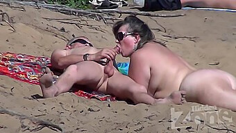 Activité Nue Sur La Plage Prise En Caméra Cachée