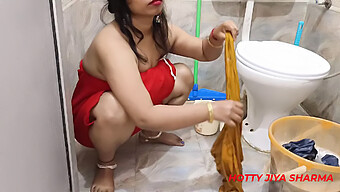 Saree-Clad Mature Indian Woman Seduces For Sex While Washing Clothes